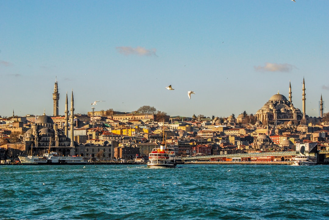 Boğaz kıyısında yürüyüş ve şehir silueti